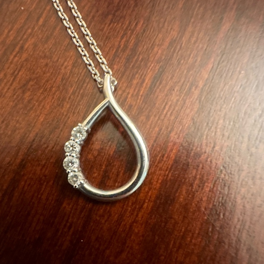 14k white gold pear pendant w/.22ctw diamonds,16” 14k cable chain 🩶